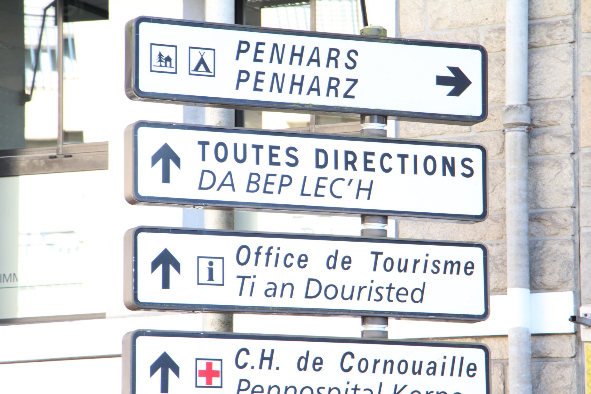 Straßenschild zweisprachig